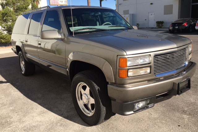 1999 GMC SUBURBAN CUSTOM SUV - Front 3/4 - 198909