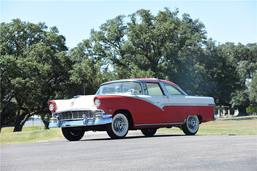 1956 FORD FAIRLANE CROWN VICTORIA - Front 3/4 - 199677