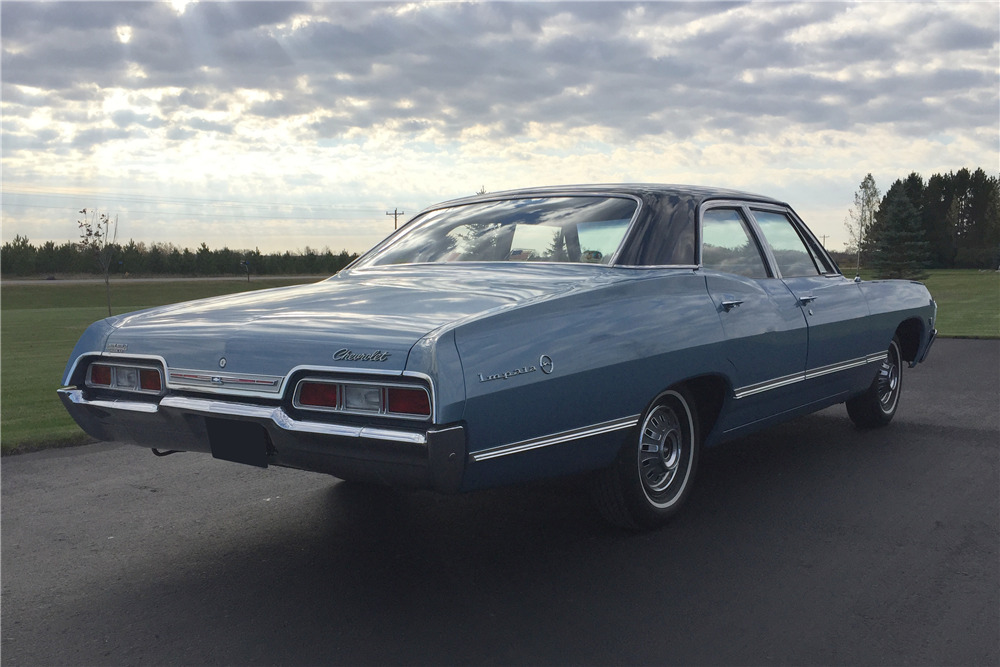 1967 CHEVROLET IMPALA SEDAN - Rear 3/4 - 200615