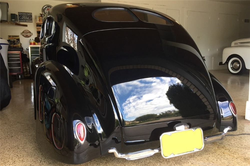 1940 FORD CUSTOM SEDAN - Rear 3/4 - 200640