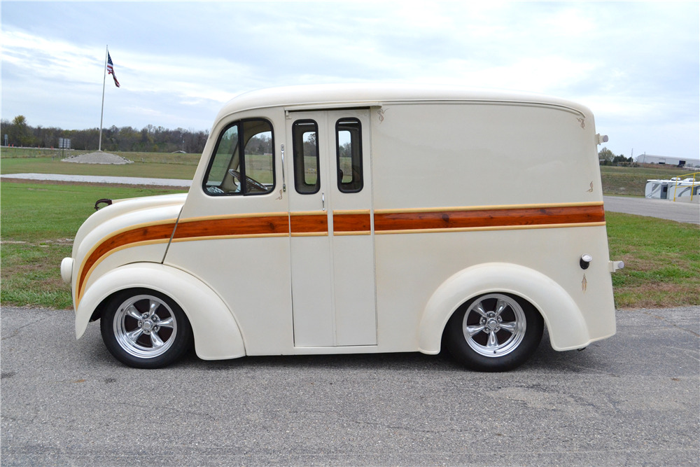 1950 DIVCO CUSTOM MILK TRUCK - Side Profile - 200890