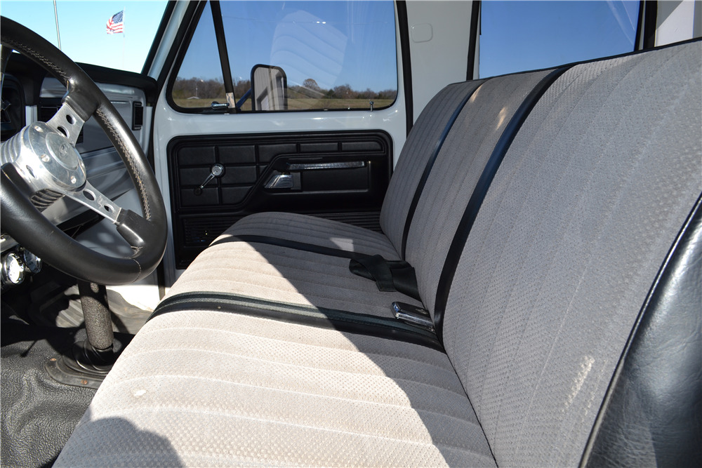 1975 FORD F-250 CREW-CAB PICKUP - Interior - 200951