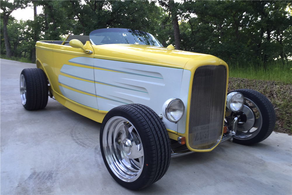 1932 FORD ROADSTER - Front 3/4 - 201205