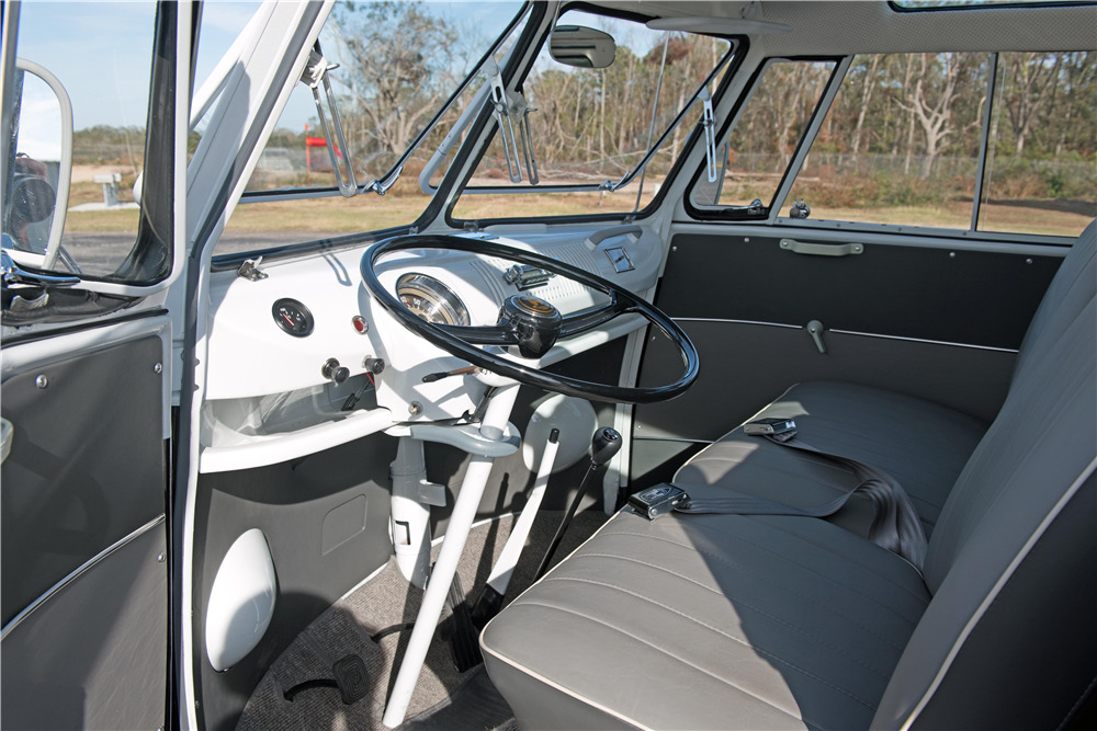 1967 VOLKSWAGEN 21-WINDOW DELUXE BUS - Interior - 202091