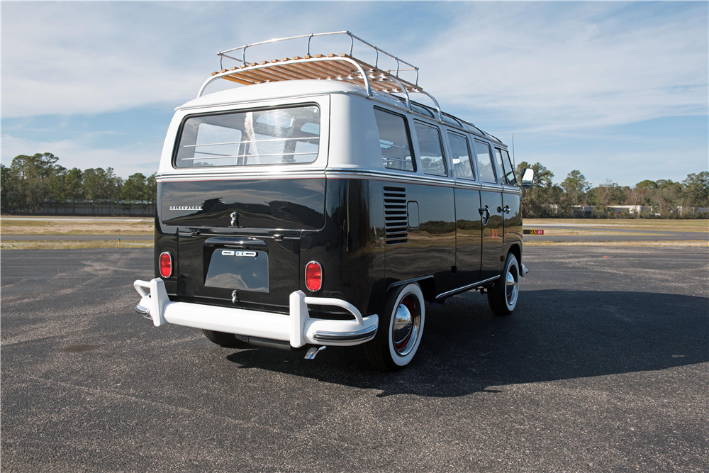 1967 VOLKSWAGEN 21-WINDOW DELUXE BUS - Rear 3/4 - 202091