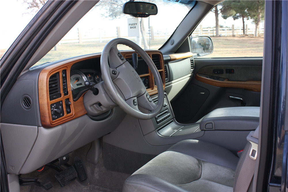 2004 CHEVROLET SUBURBAN QUADRASTEER SUV - Interior - 205880