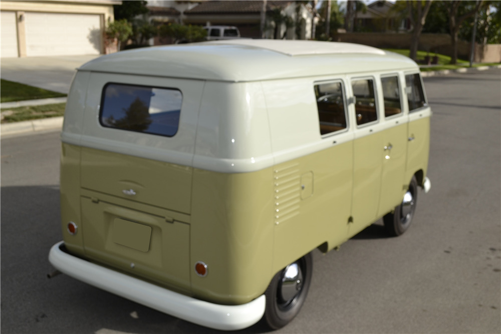 1960 VOLKSWAGEN BUS  - Rear 3/4 - 206547