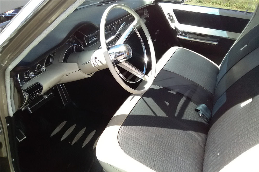 1965 CHRYSLER NEWPORT  - Interior - 207063
