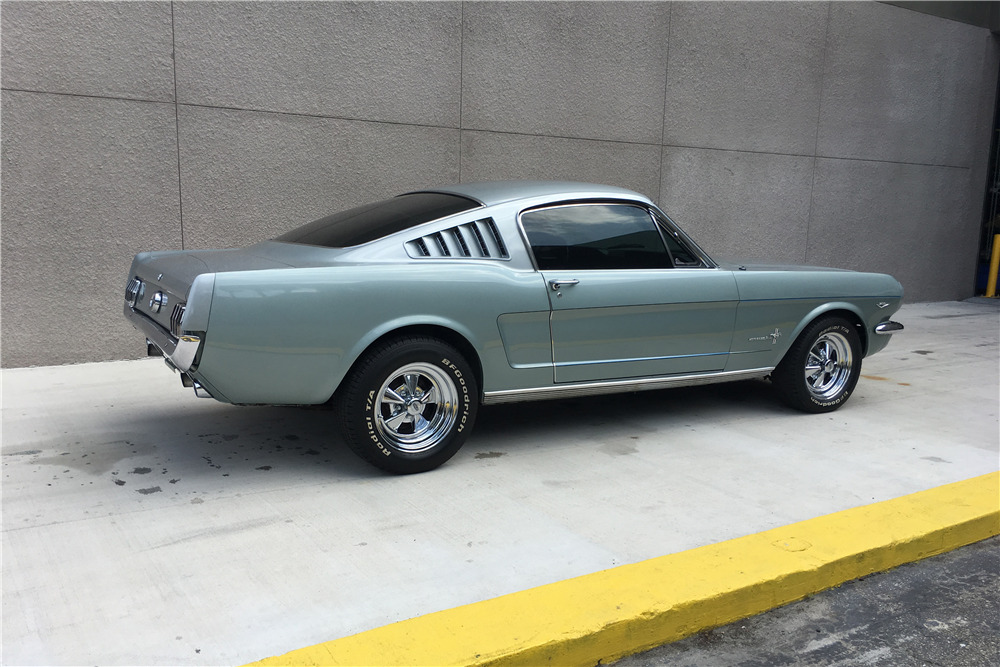 1965 FORD MUSTANG FASTBACK - Rear 3/4 - 207424
