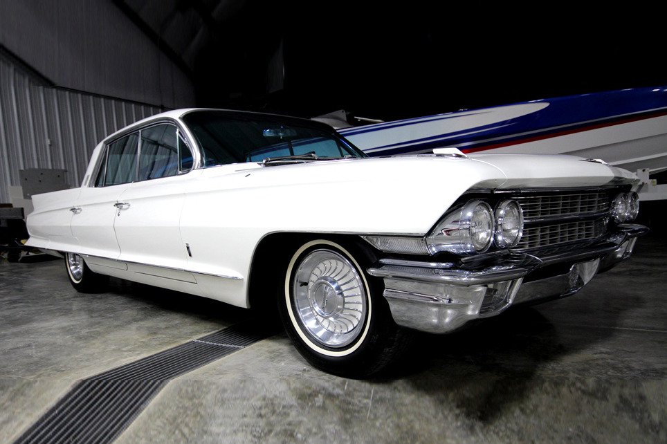 1962 CADILLAC FLEETWOOD 60 SPECIAL SEDAN - Front 3/4 - 207695
