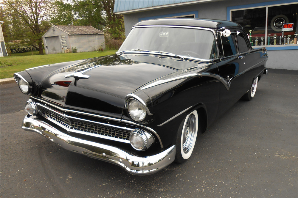 1955 FORD CUSTOM SEDAN - Front 3/4 - 207724