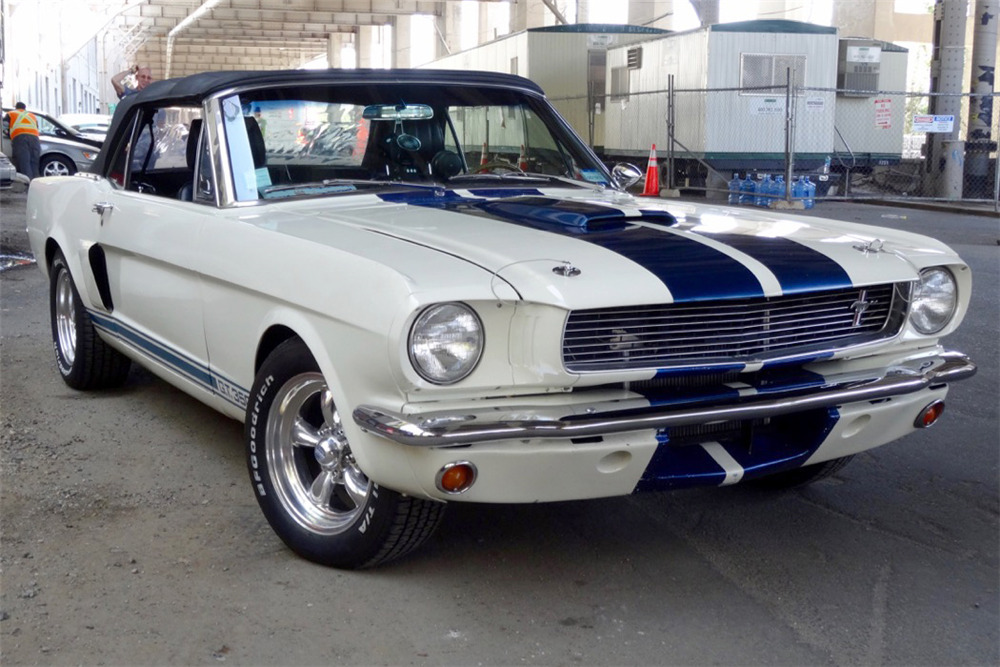 1965 FORD MUSTANG CUSTOM CONVERTIBLE - Front 3/4 - 208008