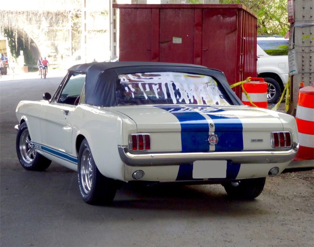 1965 FORD MUSTANG CUSTOM CONVERTIBLE - Rear 3/4 - 208008