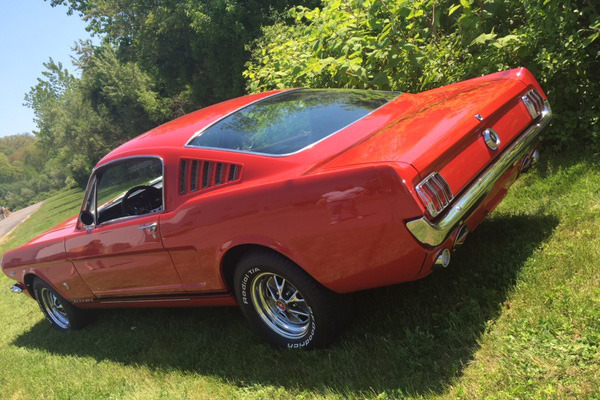 1965 FORD MUSTANG FASTBACK - Rear 3/4 - 208262