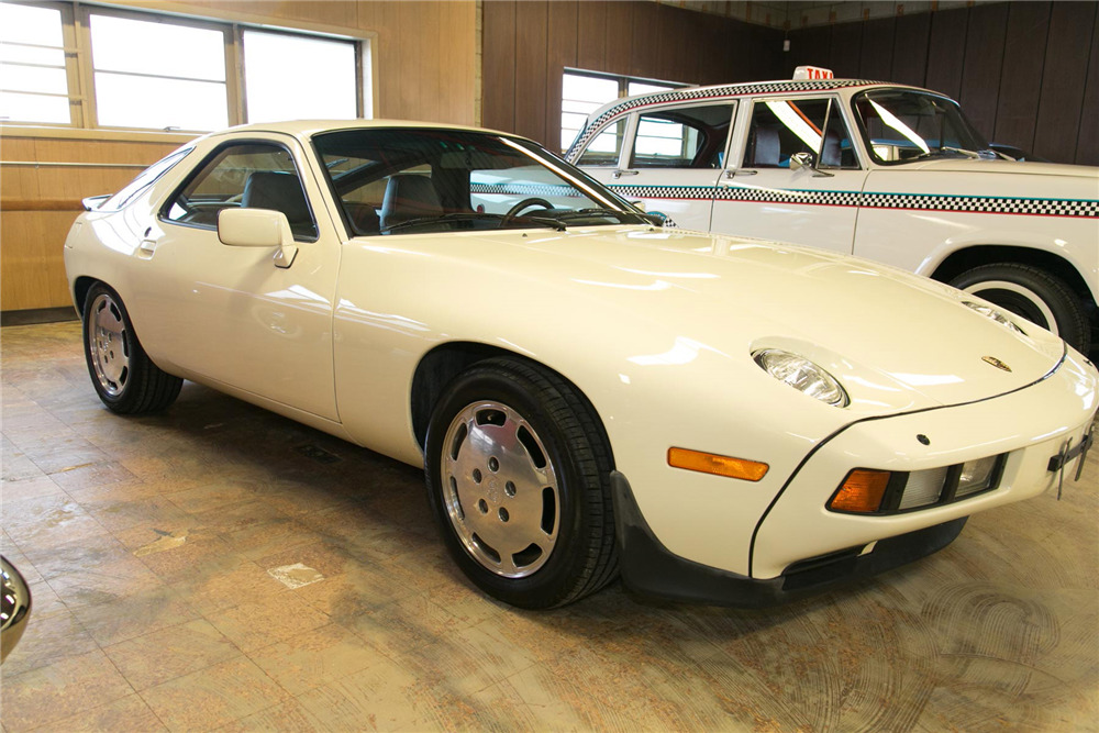 1984 PORSCHE 928S  - Front 3/4 - 208925