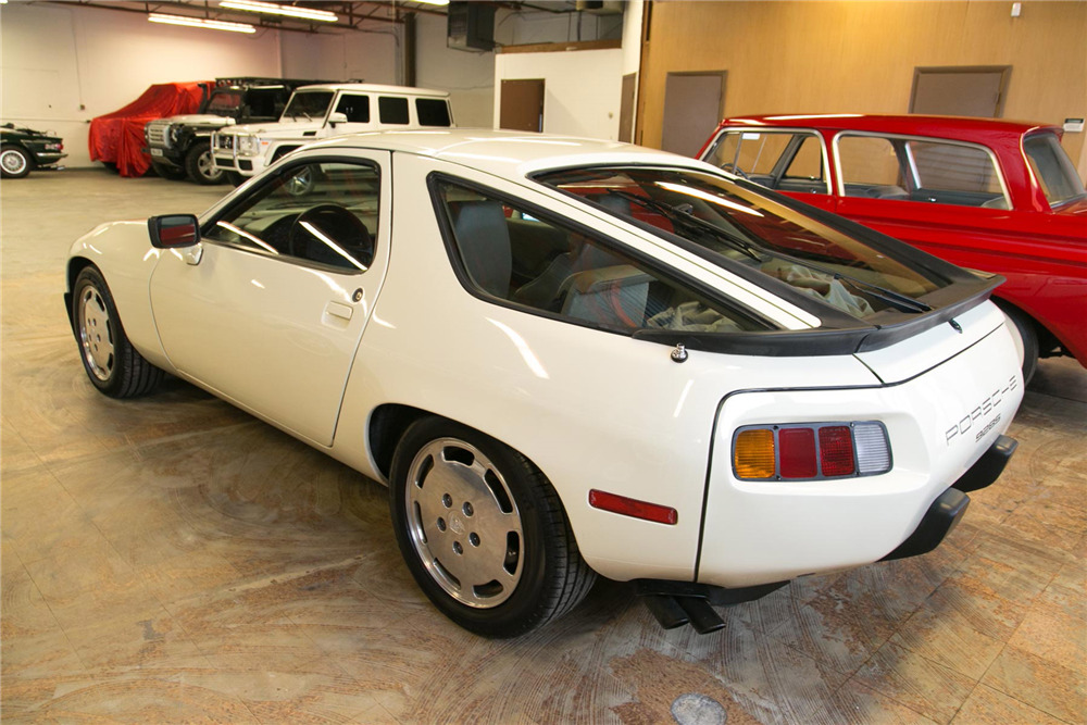 1984 PORSCHE 928S  - Rear 3/4 - 208925