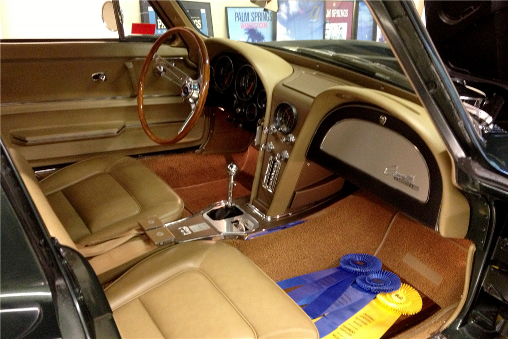 1965 CHEVROLET CORVETTE 327/365 - Interior - 209316