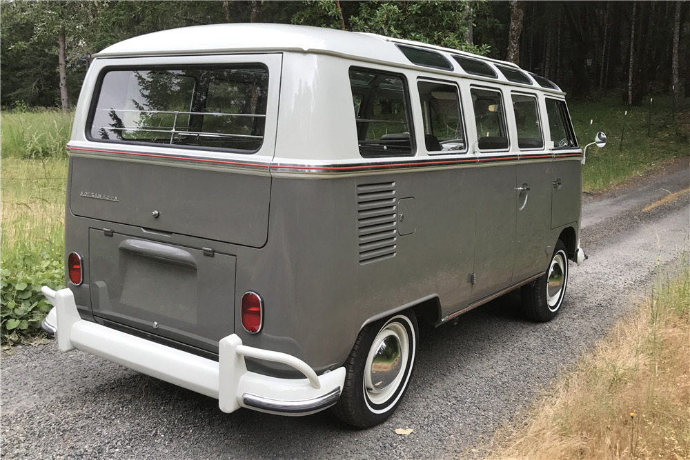 1964 VOLKSWAGEN 21-WINDOW MICROBUS - Rear 3/4 - 210370
