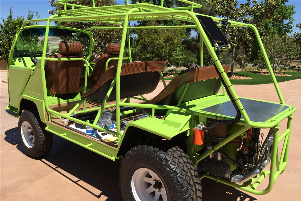 1968 VOLKSWAGEN CUSTOM BUS - Rear 3/4 - 210456