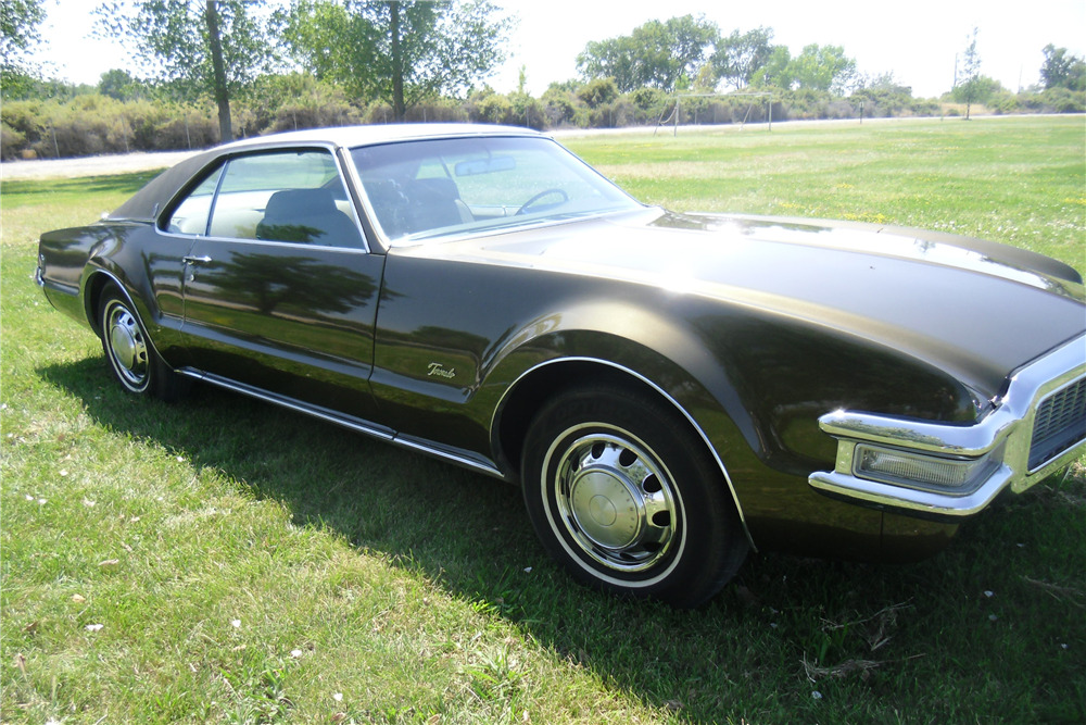 1969 OLDSMOBILE TORONADO - Front 3/4 - 210771