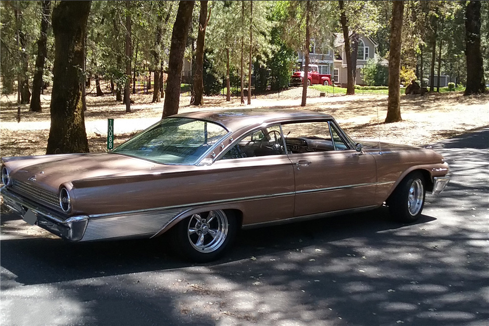 1961 FORD STARLINER - Side Profile - 210808