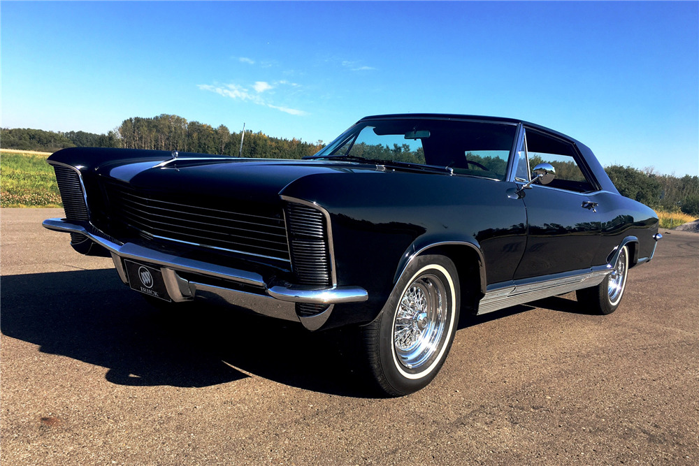 1965 BUICK RIVIERA - Front 3/4 - 211090