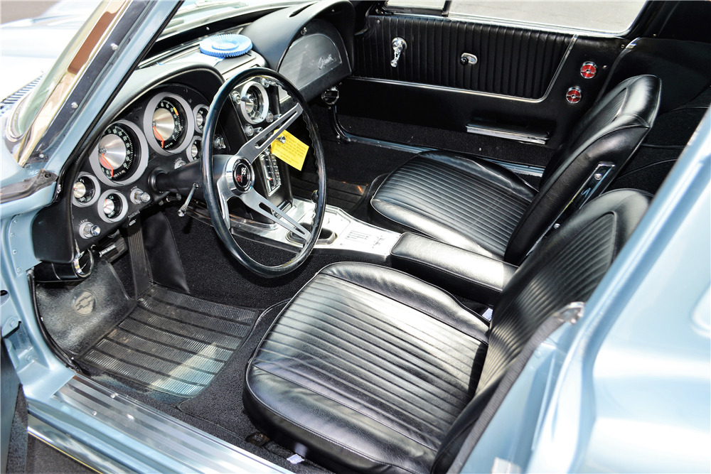 1963 CHEVROLET CORVETTE 327/300 SPLIT-WINDOW COUPE - Interior - 211132