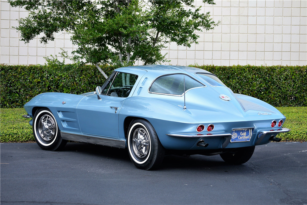 1963 CHEVROLET CORVETTE 327/300 SPLIT-WINDOW COUPE - Rear 3/4 - 211132