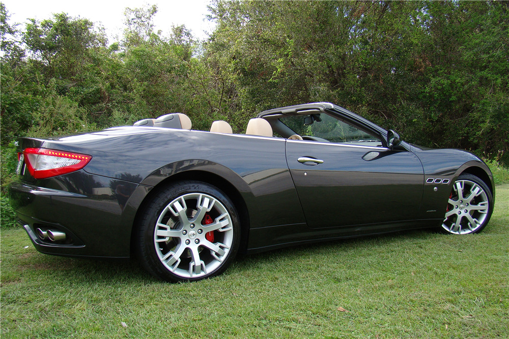 2010 MASERATI GRANTURISMO CONVERTIBLE - Rear 3/4 - 211284