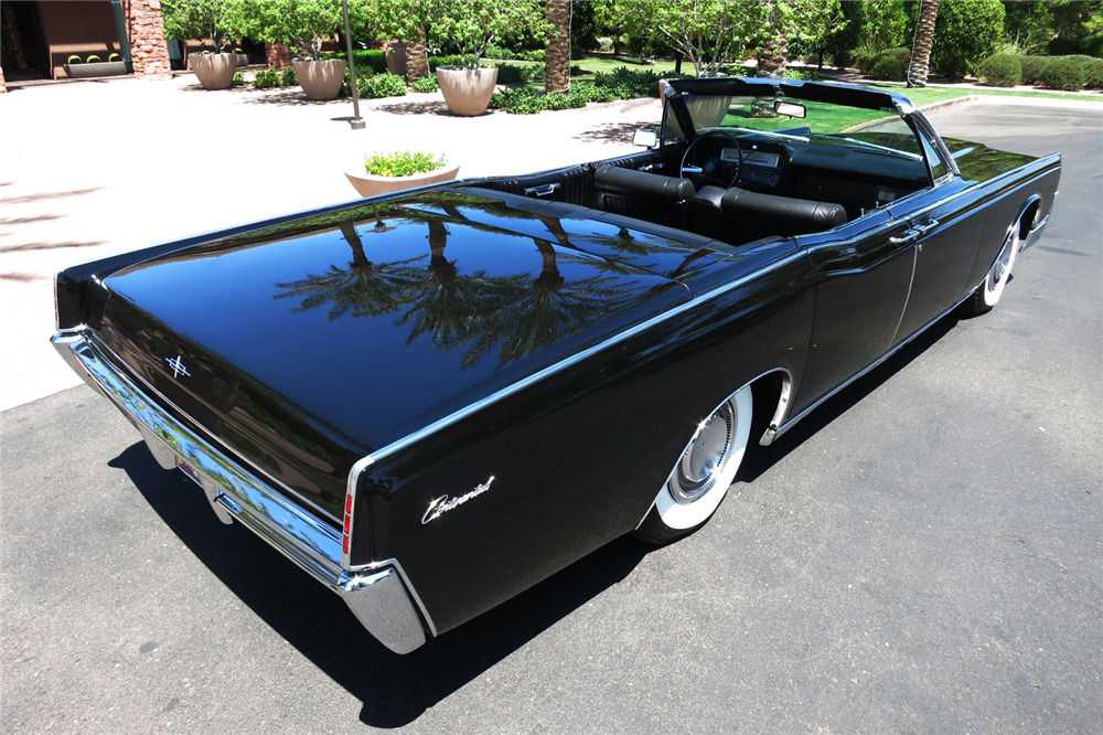 1967 LINCOLN CONTINENTAL CONVERTIBLE - Rear 3/4 - 211855