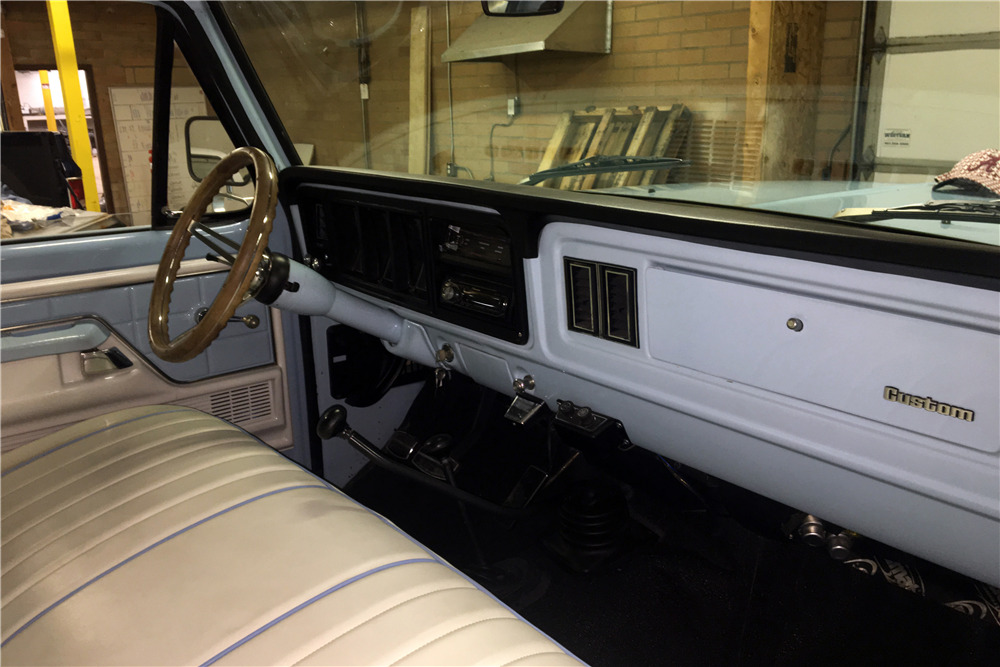 1975 FORD F-250 4X4 PICKUP - Interior - 212195
