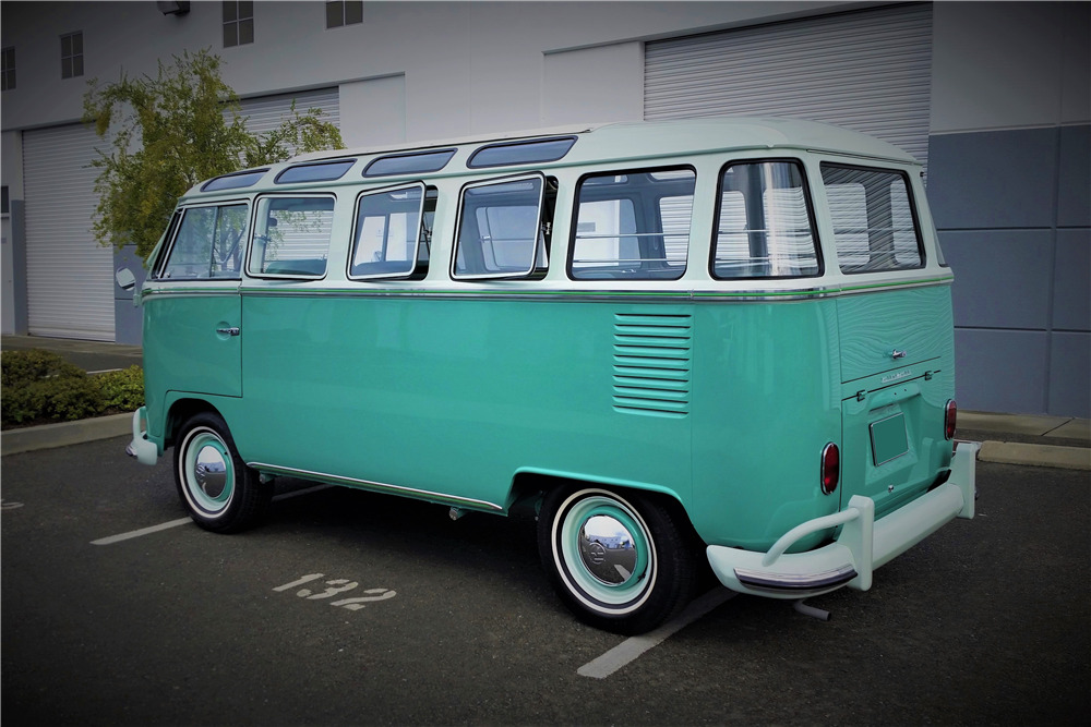 1963 VOLKSWAGEN 23-WINDOW DELUXE MICROBUS - Rear 3/4 - 212345