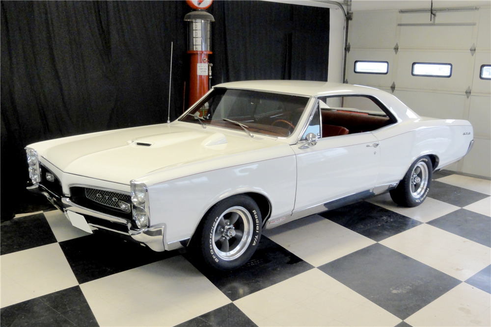 1967 PONTIAC GTO - Front 3/4 - 212519