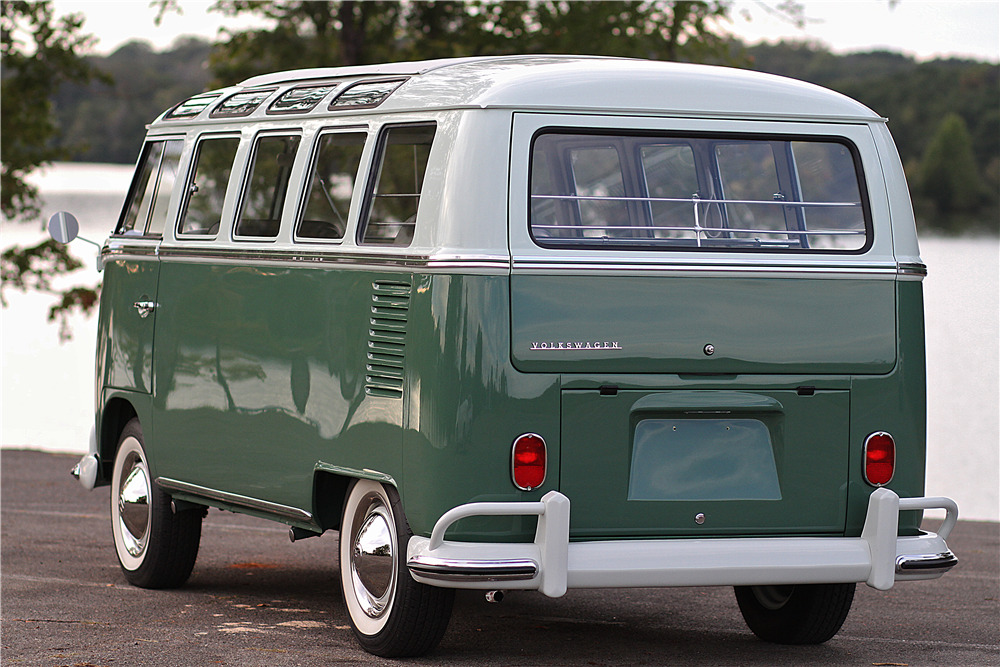 1965 VOLKSWAGEN 21-WINDOW DELUXE MICROBUS - Rear 3/4 - 212552