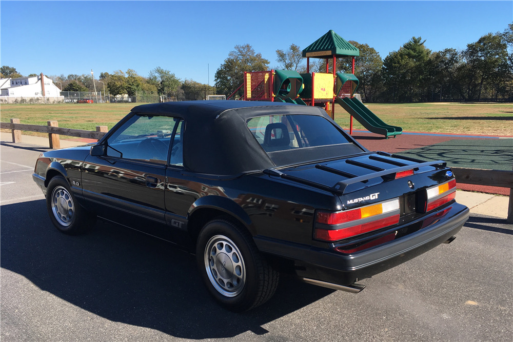 1986 FORD MUSTANG GT CONVERTIBLE - Rear 3/4 - 213107