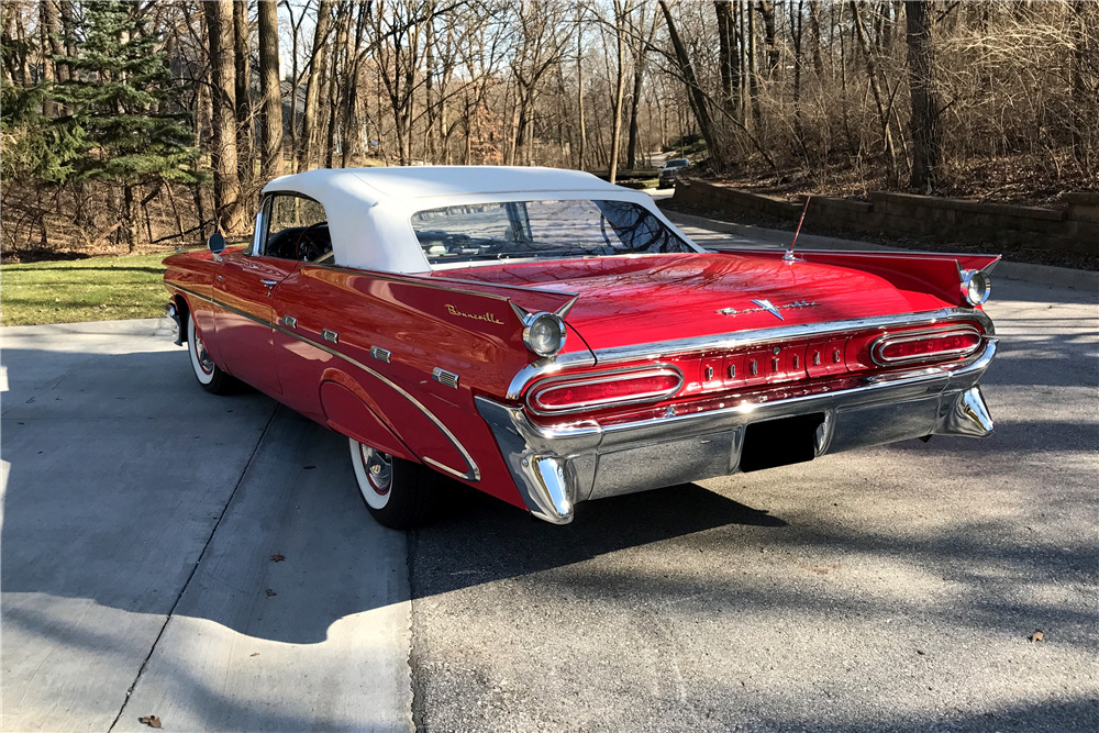 1959 PONTIAC BONNEVILLE CONVERTIBLE - Rear 3/4 - 213157