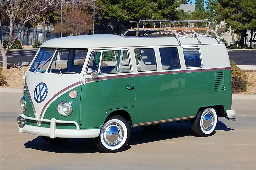 1965 VOLKSWAGEN BUS - Front 3/4 - 213208