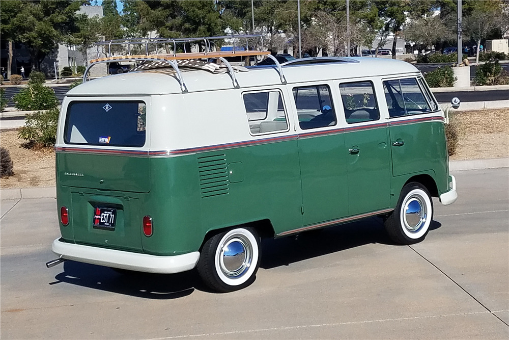 1965 VOLKSWAGEN BUS - Rear 3/4 - 213208