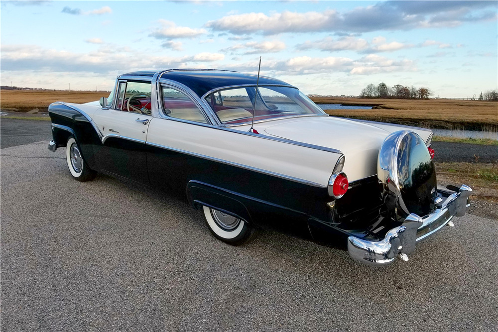 1955 FORD CROWN VICTORIA SKYLINER - Rear 3/4 - 213346