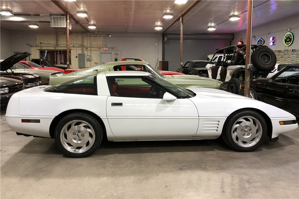 1993 CHEVROLET CORVETTE COUPE - Side Profile - 214570