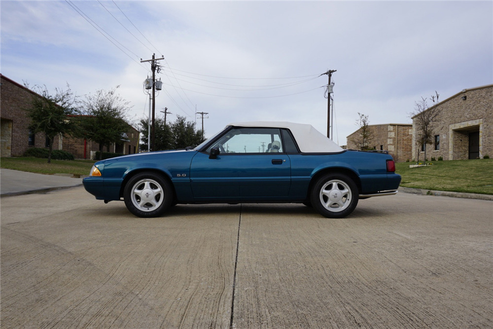 1993 FORD MUSTANG CONVERTIBLE - Side Profile - 214741
