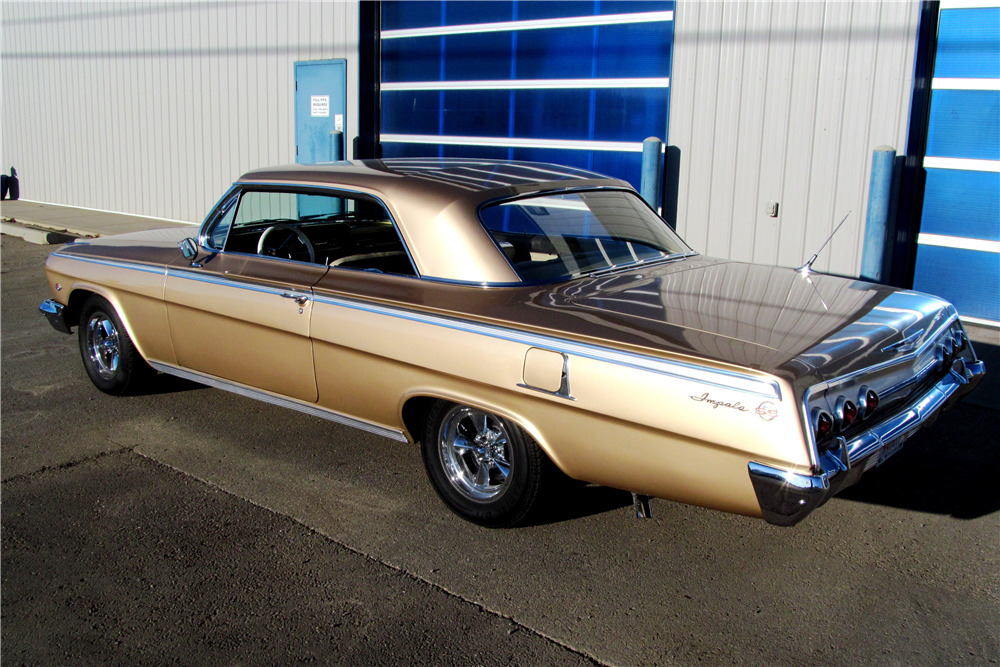 1962 CHEVROLET IMPALA SS - Rear 3/4 - 215026