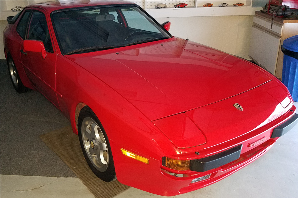 1985 PORSCHE 944 - Front 3/4 - 215112
