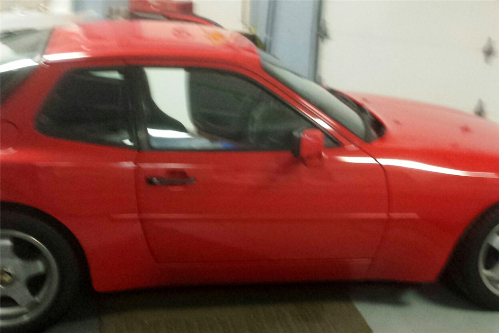 1985 PORSCHE 944 - Side Profile - 215112