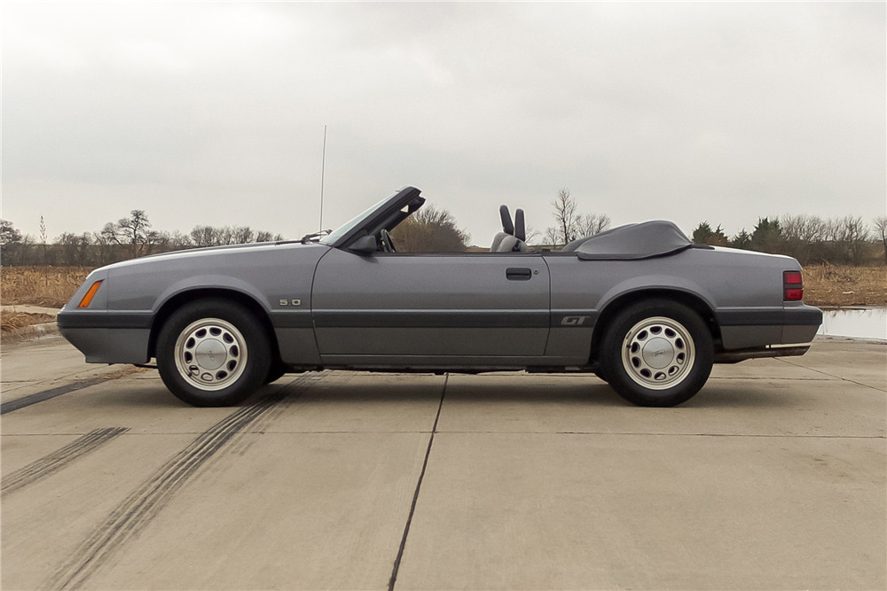 1985 FORD MUSTANG GT CONVERTIBLE - Side Profile - 215226