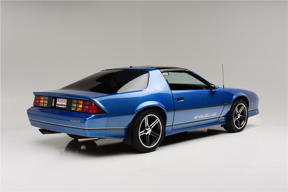 1985 CHEVROLET CAMARO IROC-Z - Rear 3/4 - 218157