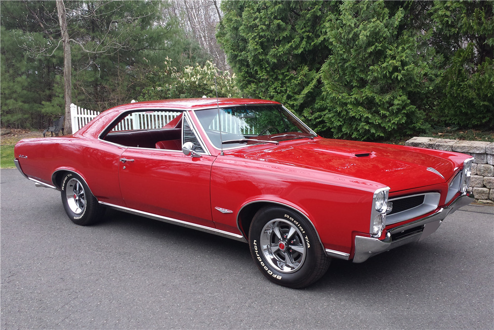 1966 PONTIAC GTO - Front 3/4 - 219903
