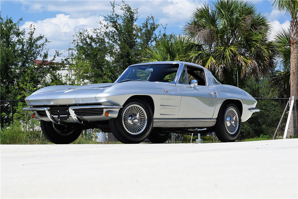 1963 CHEVROLET CORVETTE 327/340 SPLIT-WINDOW COUPE - Front 3/4 - 219920