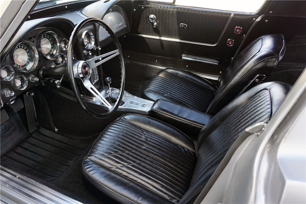 1963 CHEVROLET CORVETTE 327/340 SPLIT-WINDOW COUPE - Interior - 219920