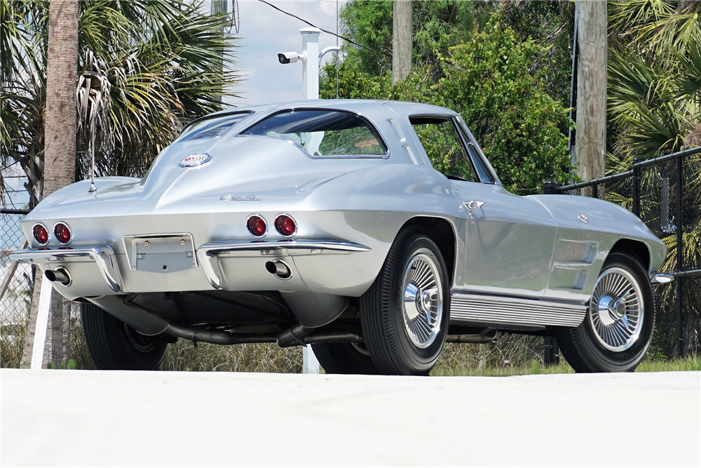1963 CHEVROLET CORVETTE 327/340 SPLIT-WINDOW COUPE - Rear 3/4 - 219920